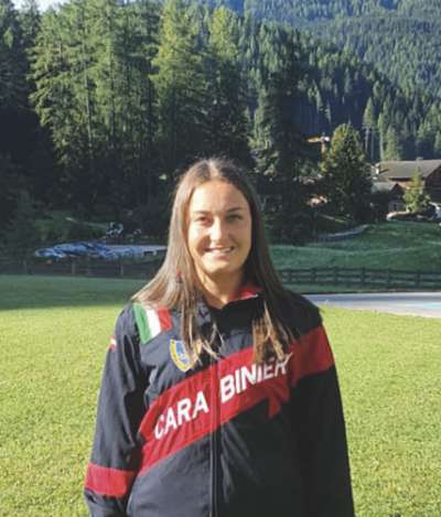 Sara Thaler: l podest ne n'ie danz nia ruv&agrave; ncuei.
