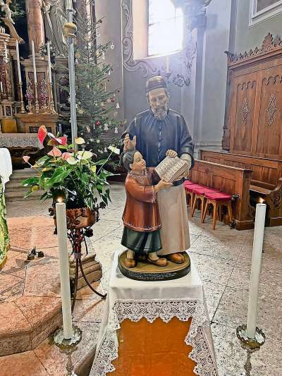 Ra statua de San Jusepe Freinademetz inze ra jeja granda in Anpezo.
