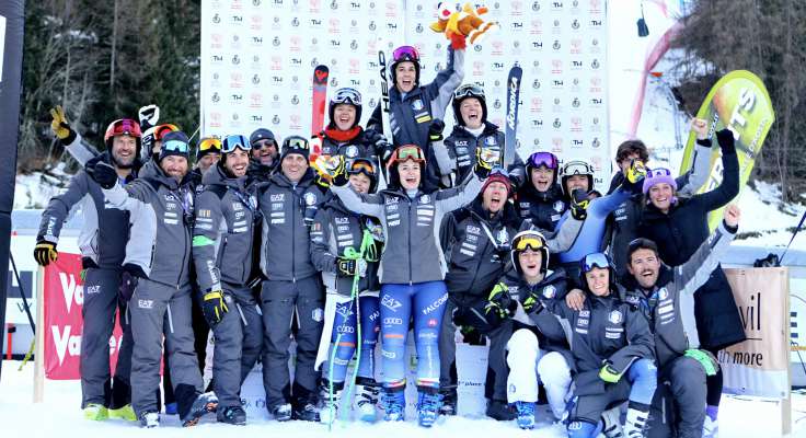 Teresa Runggaldier sun l scalier plu aut dl podest, cun duta la scuadra Tatiana che festejea pea.   (Foto: FISI)
