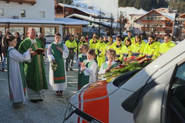 Tratan la benedisciun dl auto nü. (© Pablo Palfrader/La Usc di Ladins)
