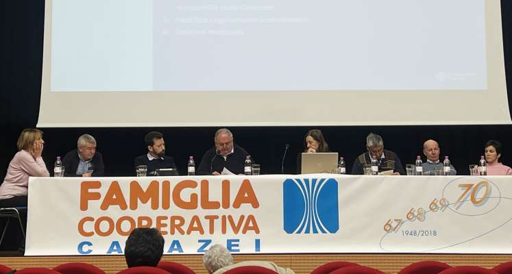 L CdA de la Coprativa de Cianacei con te mez l vizepresident Fernando Riz endèna la radunanza.
