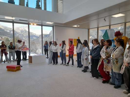 Ismaele Soraperra coi studenc del Liceo artistich.
