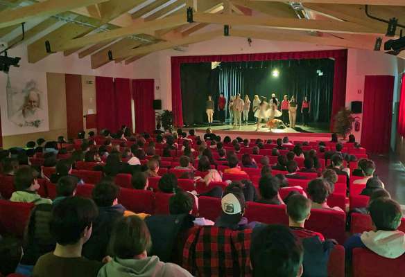 N moment del teater spilenà dai studenc te oratorie de Poza.
