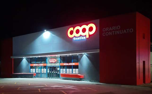 La senta de la Coprativa de Moena ju per la dreta.
