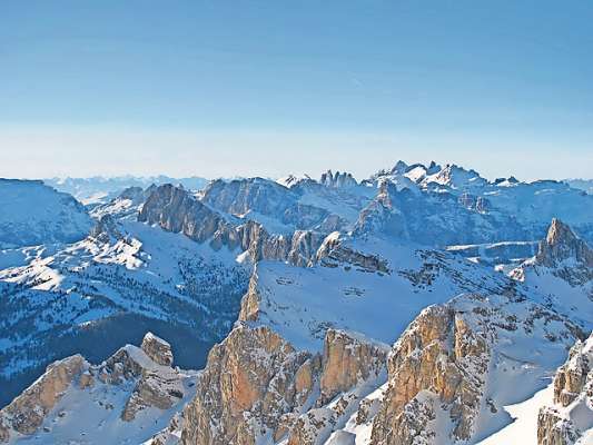 Crodes e vales de ra Dolomites, da conosce meo: ades se pó res ciatà inze i Myths de el Superski.
