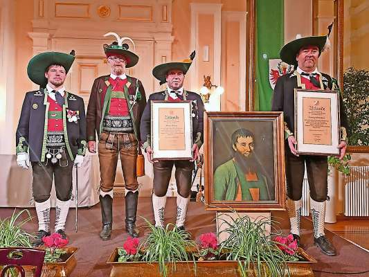 Da mán ciámpa: Emanuel Delmonego, Hauptmann dei scizeri da Fodom, Roland Seppi Landeshauptamann dei scizeri de Südtirol, Walter Testor e Lorenzo Soratroi.
