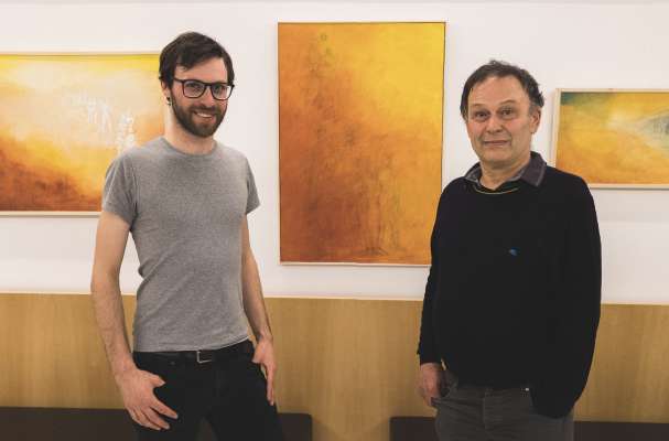 L artist Helmut Prinoth (a man drëta) cun si mut Moritz, che à fat la ntroduzion artistica pra la giaurdia dla mostra.

