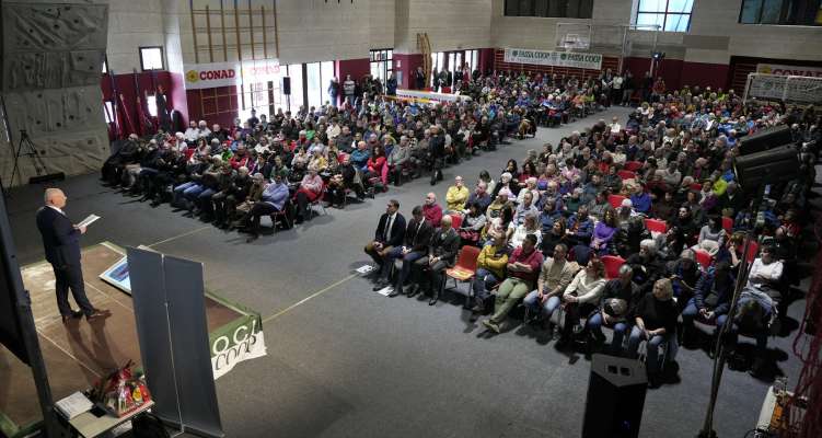 436 sozi se à binà te la palestra de la Scoles de Sèn Jan per la radunanza del Fassa Coop.
