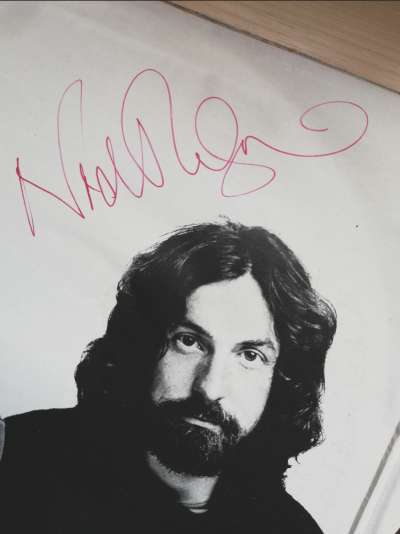 Autogram de Nick Mason per Pauli Senoner, sun na fotografia ora dl album »Meddle», dl 1971.
