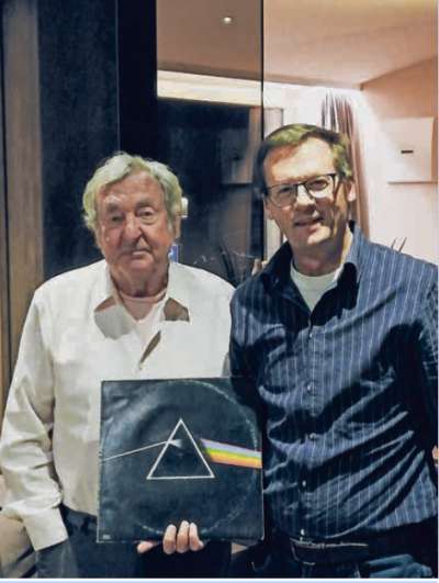 Nick Mason y Pauli Senoner, cun tla man la plata de The Dark Side Of The Moon« dl 1973.
