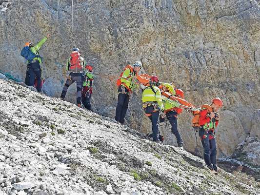 Gran laoro de i ome e femenes de el socorso in croda, par duta ra Rejon Veneto, ma pichesee su ra nostra Dolomites.
