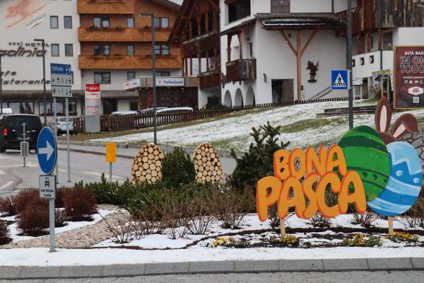 "Bona Pasca" amez le rondel da La Ila.
