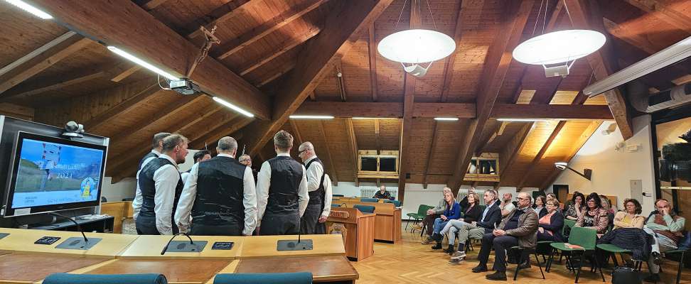 N moment de l'inaudazion, viventèda da la cianties del Coro Nosc.
