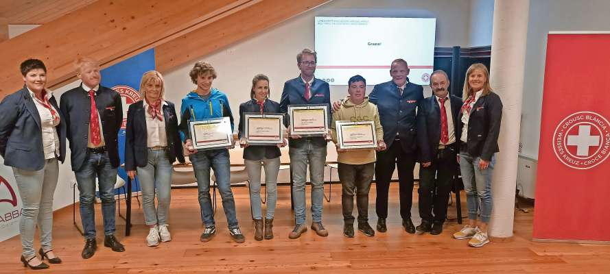 I premiei per i 10 agn de ativité nte la Crousc Bláncia. Da mán ciámpa: Aron, che a retrat l premio per la mere Rosvita Irsara, Martina Delunardo, Francesco Martini e Daniele Quellacasa.
