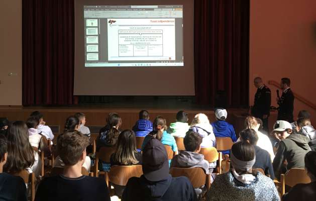 Tratan la "leziun" de educaziun ala legalité cun i carabiniers d’Al Plan.
