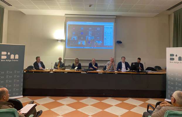 L Consei Diretif del BIM Adesc Trent col president Michele Bontempelli e apedeju, te mez, l president del BIM valèdes de la Veisc Francesco Dellantonio.
