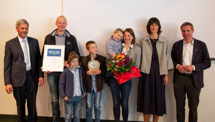 La familia Miribung da La Val é indô gnüda premiada sciöche "miú liferant de lat dl Südtirol". Dmc él le presidënt dla Lia dles Lataries Georg Egger, Manfred Miribung, i mituns Patrick, Markus y Dominik y la fomena Erica, la direturia dla Lia dles Lataries Annemarie Kaser y l’assessur provinzial Luis Walcher. (Foto: Lia dles Lataries de Südtirol/Angelika Oberkofler)
