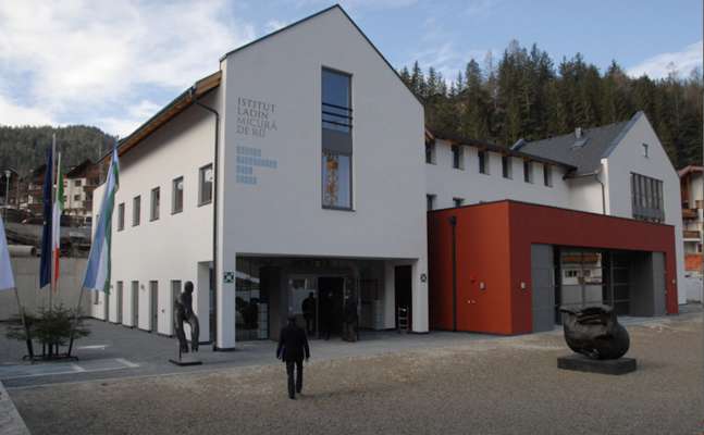 Per cumpré hardware, njins, mascins y mubilia giapa l Istitut Culturel Ladin "Micurá de Rü" 15.000 euro; chësc ie unì dat pro n merdi ai 14 de mei (Foto: USP/Istitut Culturel Ladin Micurá de Rü )
