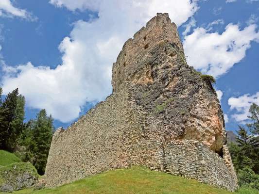 L Ciastel d’Andrac tourna a giourì dal prum de jugn.
