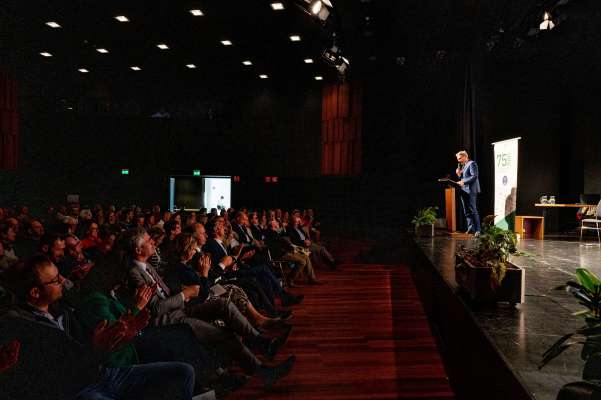 Ncuei vënderdi ai 17 de mei iel a Urtijëi unì festejà l sistem de scola paritetich ladin. (Foto: USP/Manuela Tessaro)
