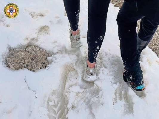 Inze ‘l gnee co i scarpe leśiere e i pes jazade: dapò ‘l à da moe chi de el socorso.
