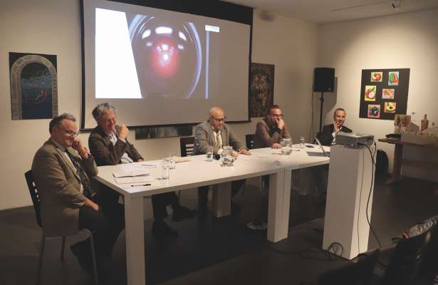 Da m.c.: l dutor de cësa Simon Kostner, l critich d’ert Markus Klammer, l muderadëur Lukas Plancker, l jurnalist de Rai Südtirol Hannes Senfter y l espert de IT Christoph Moar.
