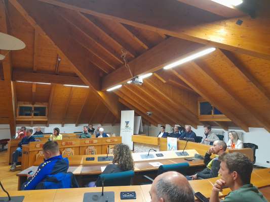 L Consei General à aproà l rendicont del 2023 prejentà dal conseier de procura Riccardo Donei.
