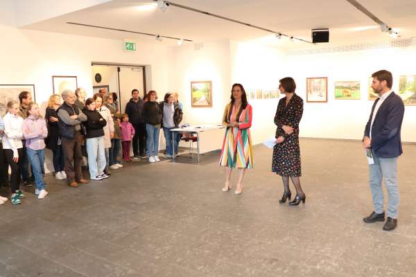 Tratan la vernissaja dla mostra, tl gran salf dl Istitut Ladin a San Martin.
