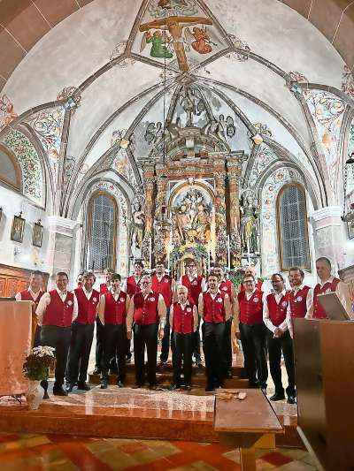 L Coro Fodom l é sul viade per Karlstadt am Main.
