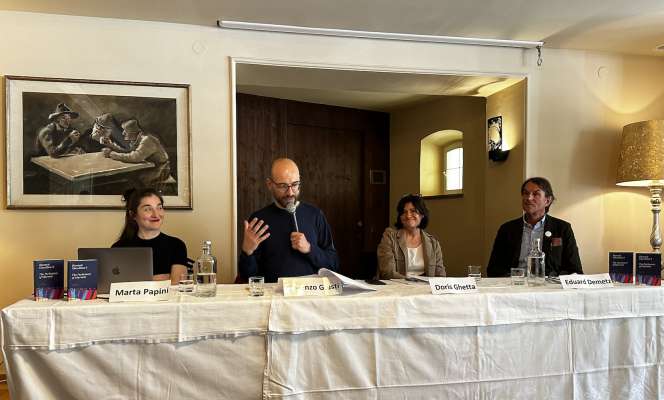 Da m.c. la curadëura assozieda Marta Papini, l curadëur Lorenzo Giusti, la diretëura dla Bienela Doris Ghetta y l presidënt dla lia Zënza Sëida Eduard Demetz.
