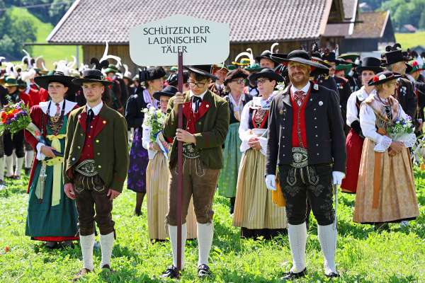 I doi joegn fascegn Luca Zacchia e Stefen Weiss col Major Andreas Kostner de Gherdena. (Foto: © SSB/Richard Andergassen)
