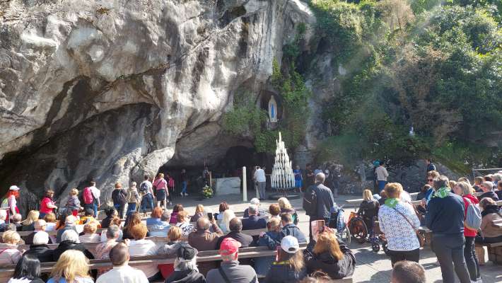 Dan l’ander dl’apariziun, a Lourdes.
