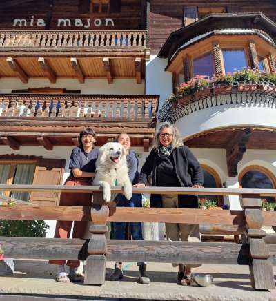 Marti, Gaia e Nadia con Alaric tedant a »mia majon«.
