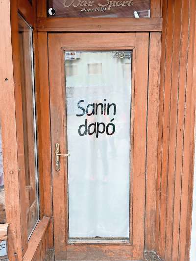 Un bel saludo, che se lieśe ste dis, inpó ra lastres, par piaza, in Anpezo.
