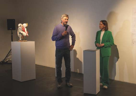 L artist Hugo Senoner cun la diretëura artistica dl Tublà da Nives Martina Rier, n sada passeda pra la giaurida dla mostra.
