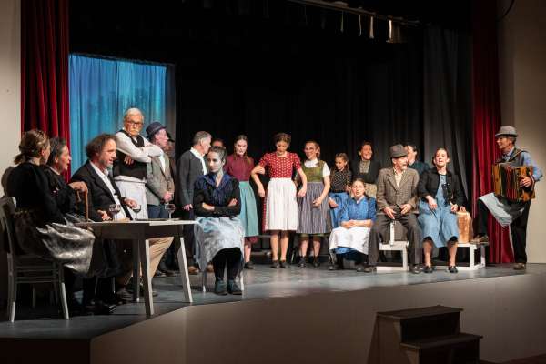 N momënt fora dl teater. foto: Stefan Nagler
