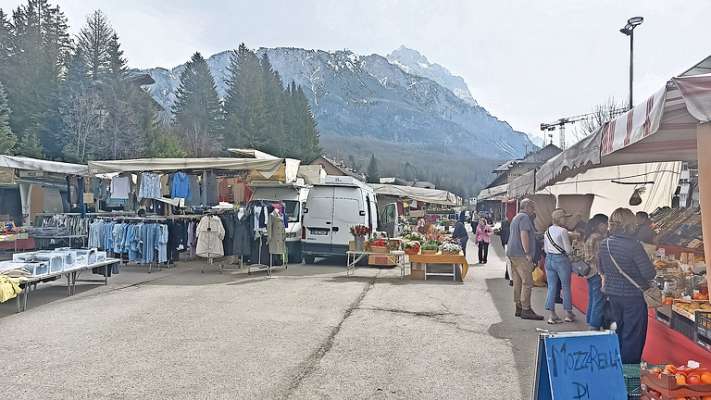 Ultimo di de el mercà inze el piazal de ra stazion: con vendres ai 14 de śugno i banche i rua a Pian da Lago.

