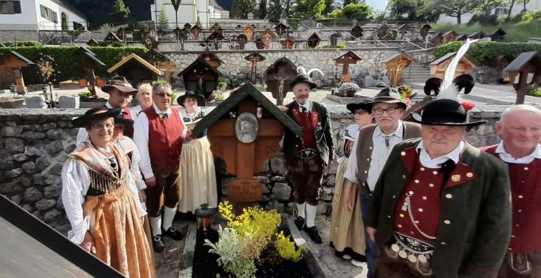 L grop de Scizeres fascegn apede a la fossa del pitor fascian Francesco Ferdinando Rizzi a Grainau.
