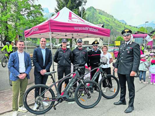 I carabinieri de REba co le doi nuove rode eletriche auna ai raprejentánc de Samrtway, Arabba Fodom Turismo coi carabinieri de Reba e l comandánt de la compagnia de Cortina.

