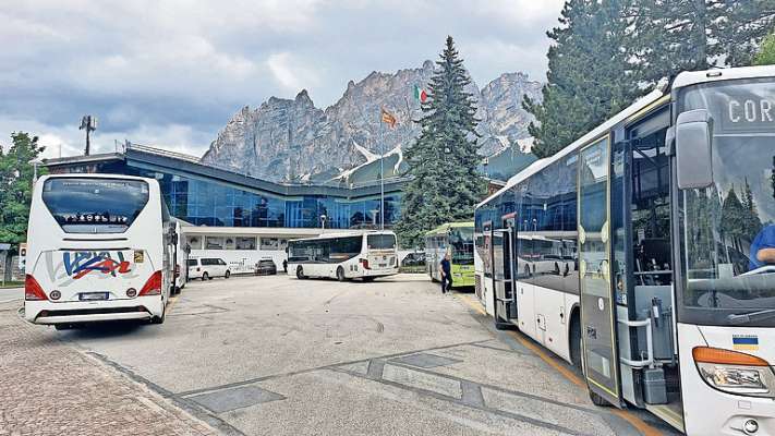 El piazal daante a &lsquo;l stadio Olimpico de ra jaza, agn&oacute; che ades se ferma ra corieres de linea.

