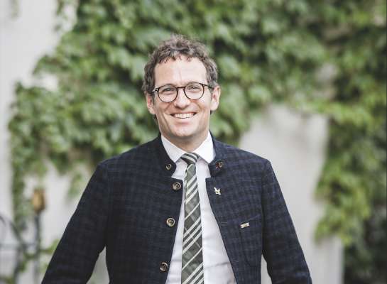 Nils Demetz, sëurastant dla Lia di Osć de Gherdëina: »Son na valeda de turism y savon che dut ie cër y vën for plu cër, perchël ons ulù fé chësta cherta«.    (Foto: Hannes Niederkofler)
