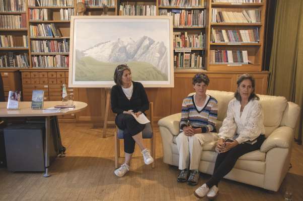 Pra la prejentazion di libri tla Cësa di Ladins, da m.c.: la muderadëura Ingrid Runggaldier cun la doi autëures Sara Agostini y Margit Weiß.
