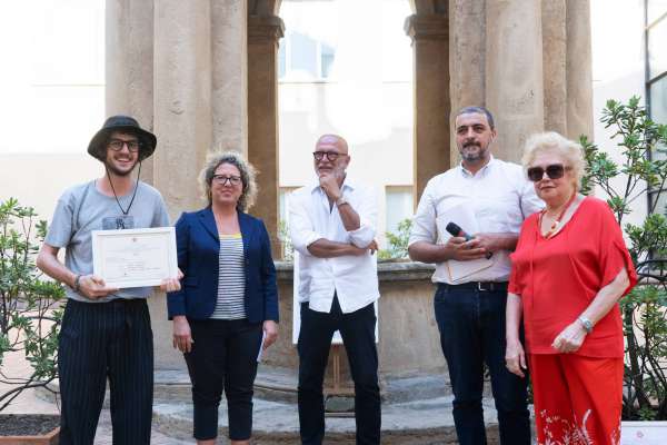 La premiazion del pest Art Up: Ismaele Soraperra l é l prum a man cencia.
