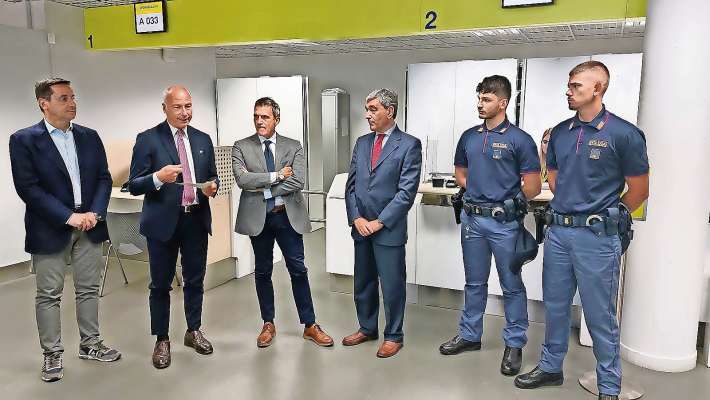 El prefeto da Belun, el capocomun de Anpezo, el diretor de Postes talianes de Belun, autoritas, el di che i à mostrà ra noes par el paes.
