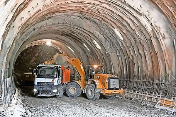 El busc che i é drio a jaà inze ra croda a Val, de inze de ra ciaśes del paes, a vegnì su par ra Val de ra Boite.
