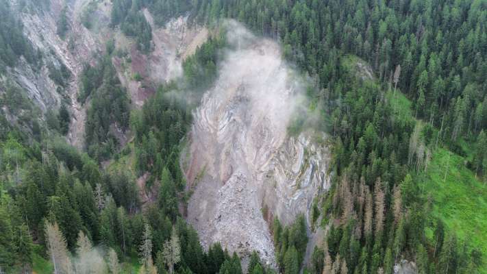 Le crëp olache al s’á destaché le material. (Foto: drona Stüdafüch La Val)
