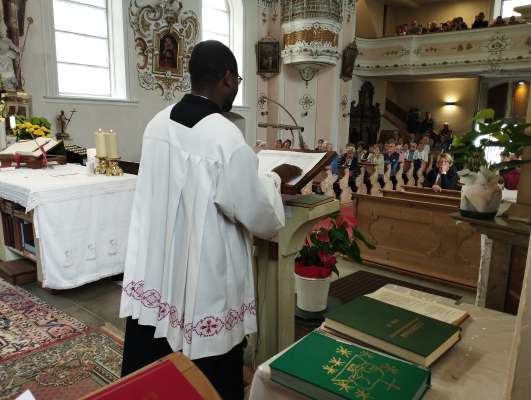 L’ultima domënia: le seminarist Ditrick tol comié dala bassa Val Badia.
