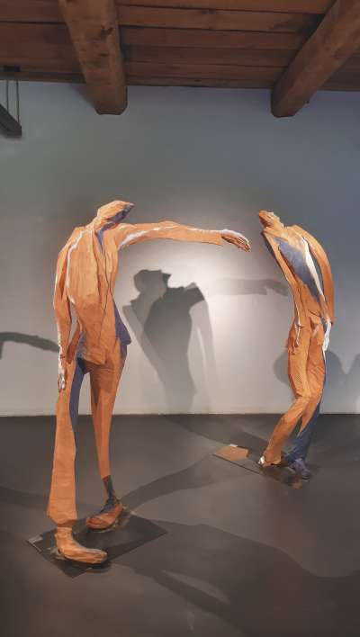 Scultures de Armin Rifesser Grunt. Les dëssa jì n dialogh l’una cun l’autra y nce cun chi che ti cëla.
