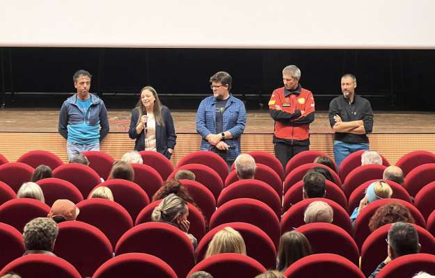 I regisć Giorgia Lorenzato e Manuel Zarpellon e l pilot del CNSAS Roberto Voltolinite mez al ispetor Alessandro Pellegrin e al ex-capostazion Stefano Coter.

