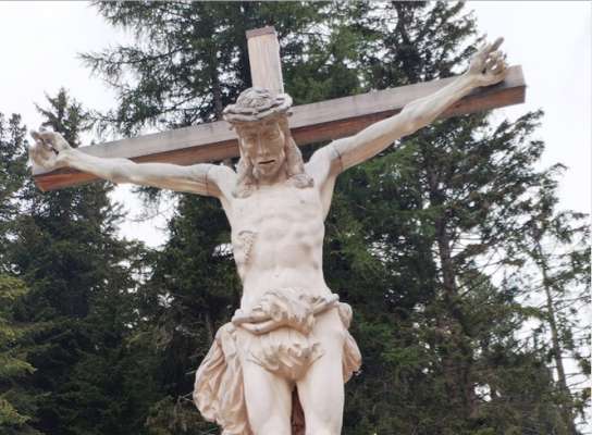 L Crist sun Bocia de Pecel a Ciampedel. 
